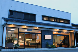 鶴屋仁三郎本店